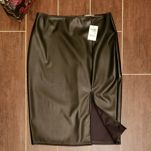 Chic Black Pencil Skirt - Picture 2 of 4